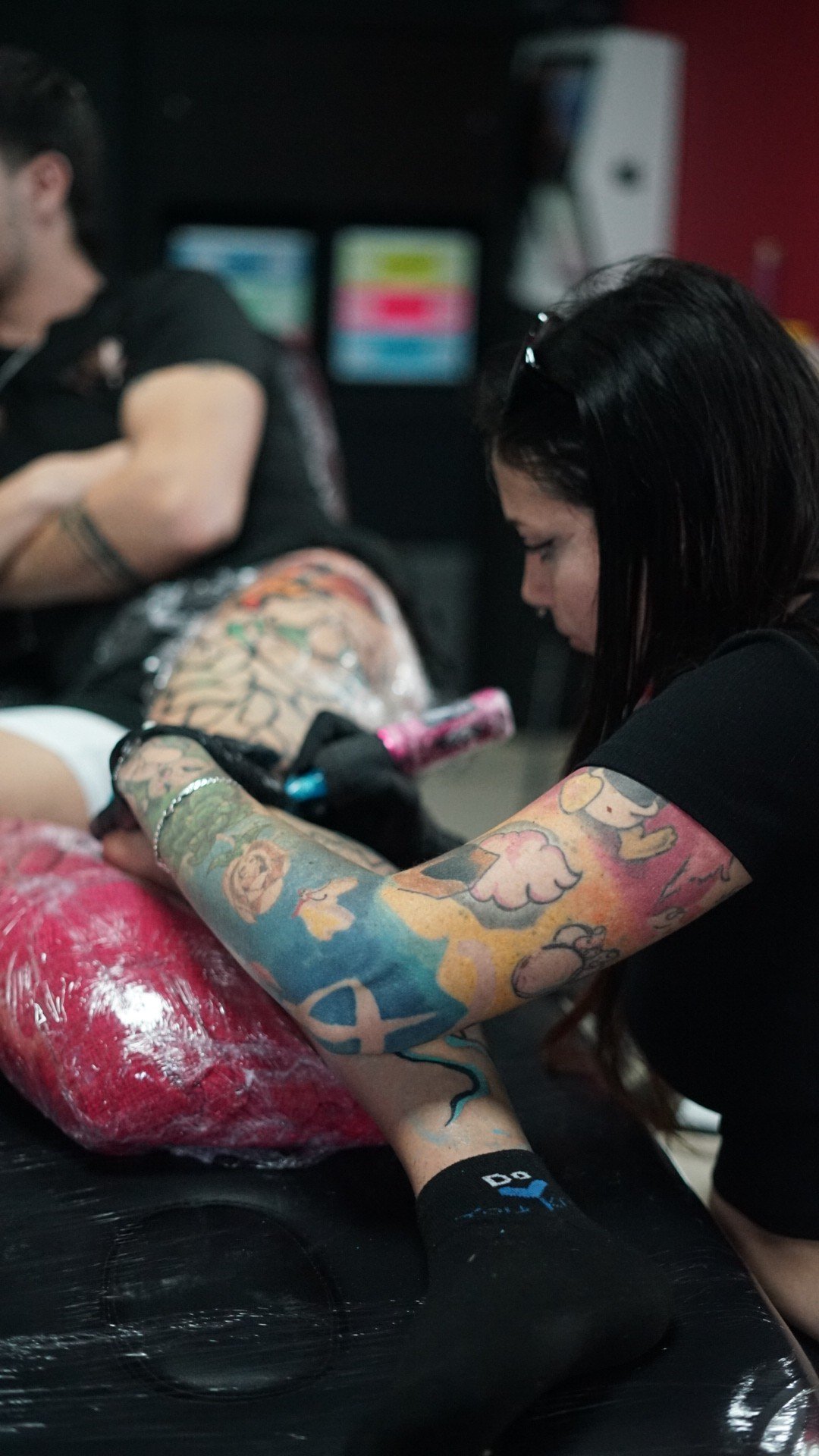 Ainhoa tatuando en su estudio